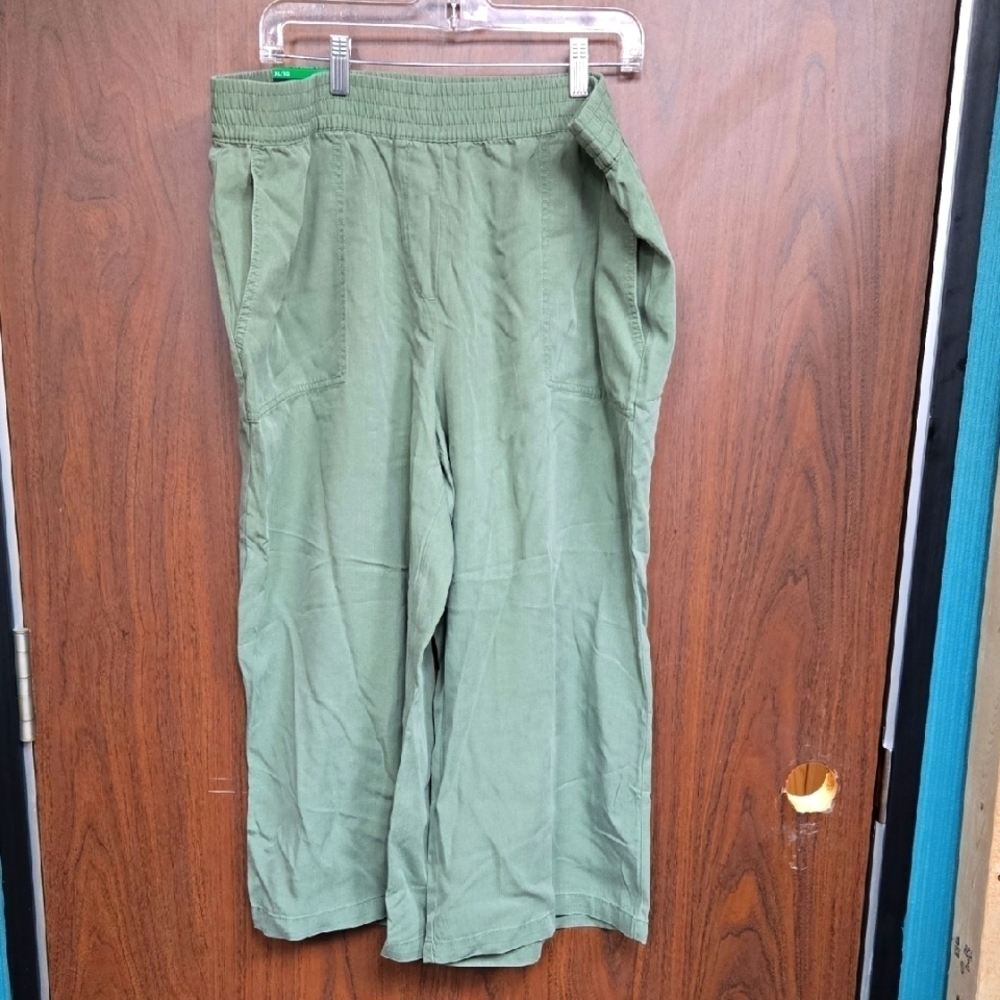 Hilary Radley Size M Faded Green Wide Leg High Rise Pull On Capris